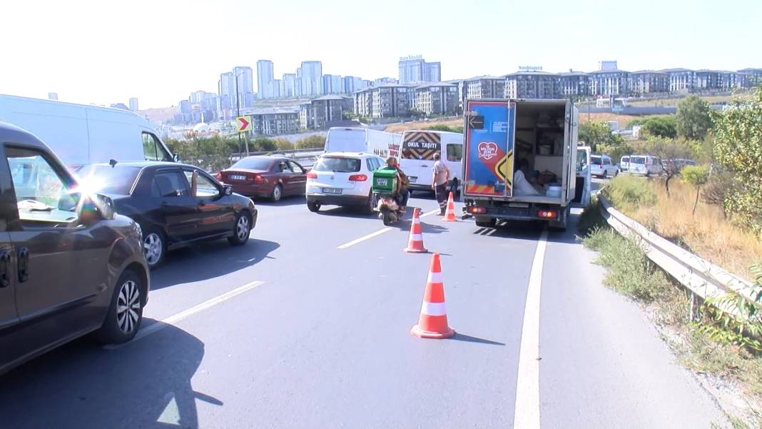 TIR’ın dorsesinden saçılan mermerler otoyolu felç etti 5